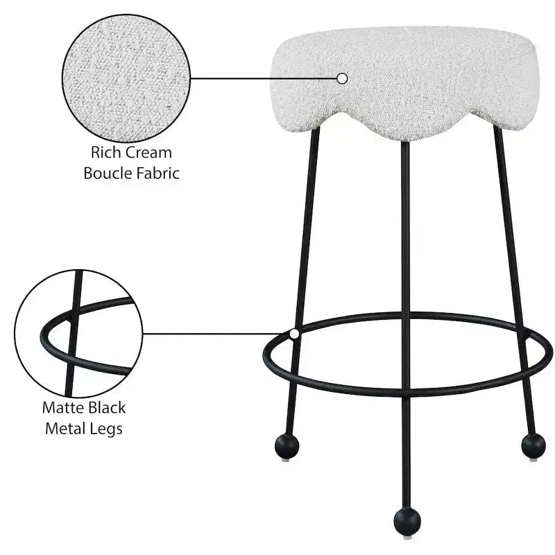 Sgabello da bancone Fleur in tessuto bouclé crema