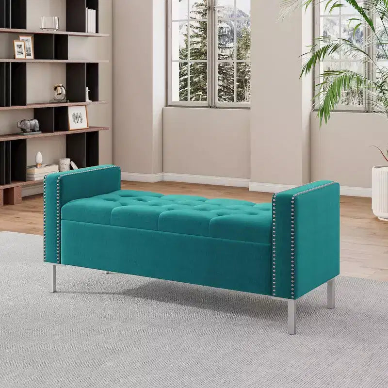 Pouf contenitore trapuntato con bracciolo squadrato e finiture borchiate