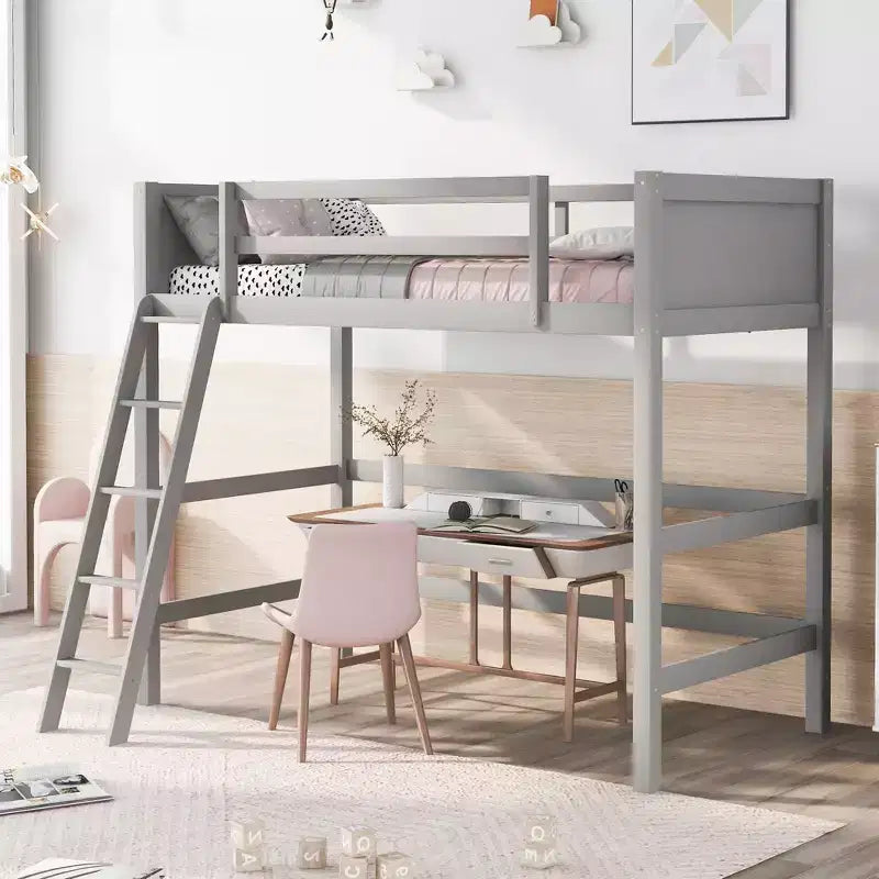 Letto a soppalco alto singolo in legno massello con scaletta e sponde di protezione