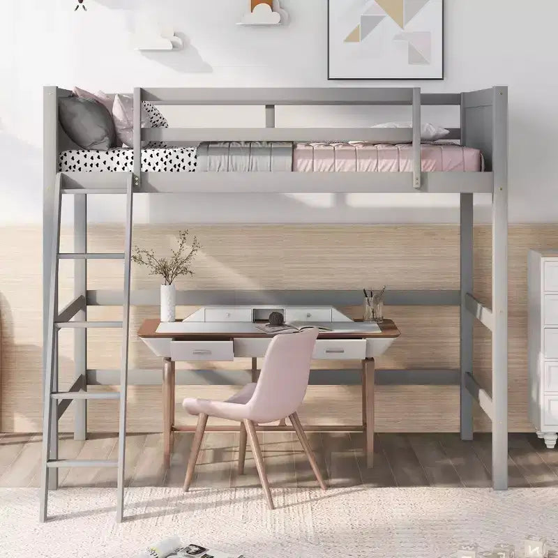 Letto a soppalco alto singolo in legno massello con scaletta e sponde di protezione