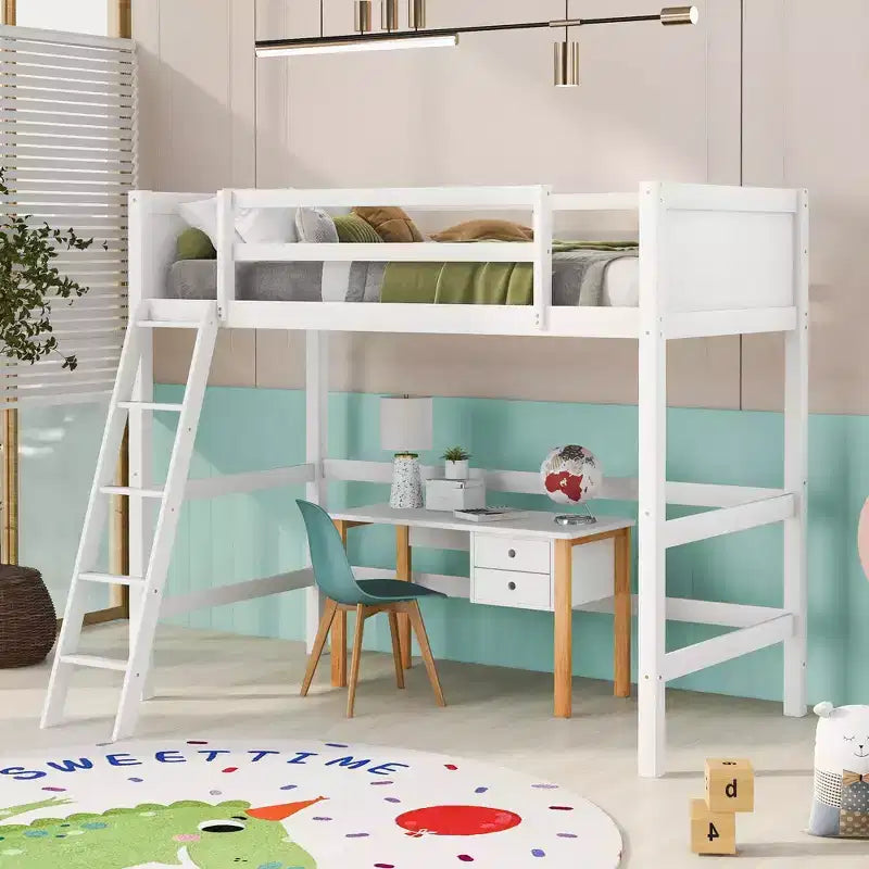 Letto a soppalco alto singolo in legno massello con scaletta e sponde di protezione