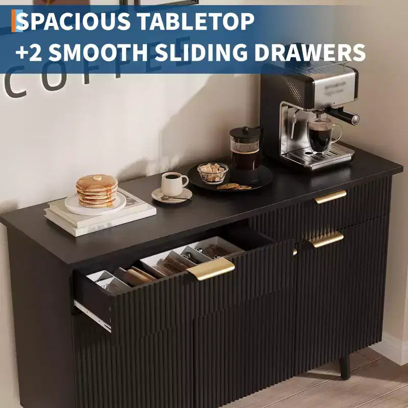 Credenza a Buffet da 47 Pollici con Ante Scanalate, Cassetti e Ripiani Regolabili – Nera