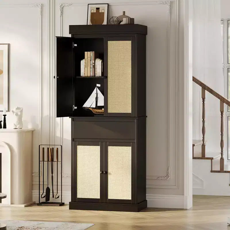 Mobile Contenitore Alto con Ante in Rattan, Ripiani Regolabili e Cassetto – Nero