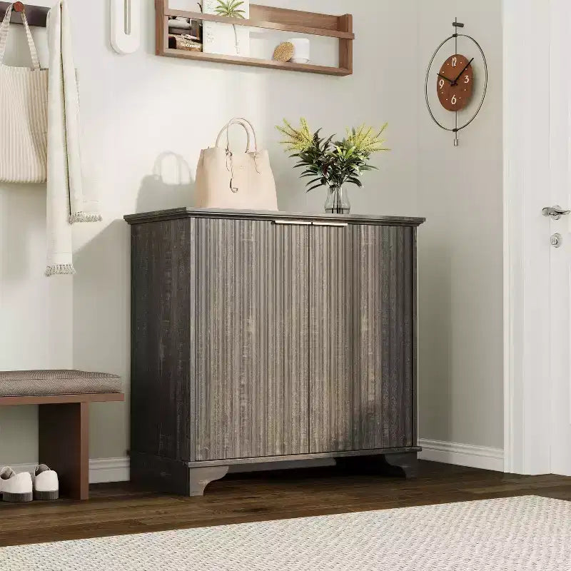 Mobile credenza a 2 ante con scanalature e ripiani regolabili