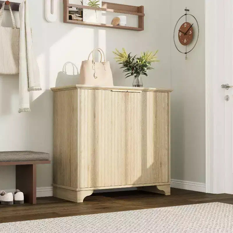 Mobile credenza a 2 ante con scanalature e ripiani regolabili