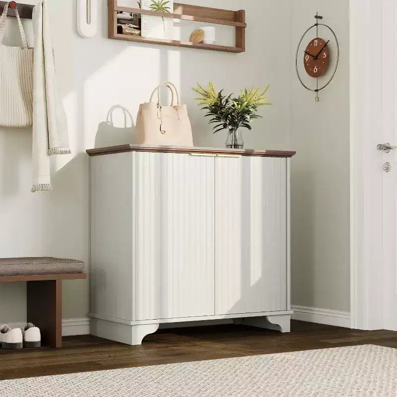Mobile credenza a 2 ante con scanalature e ripiani regolabili