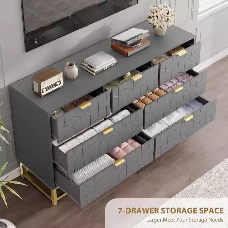 Cassettiera a 7 cassetti con dettagli dorati – Cassettone da 136 cm