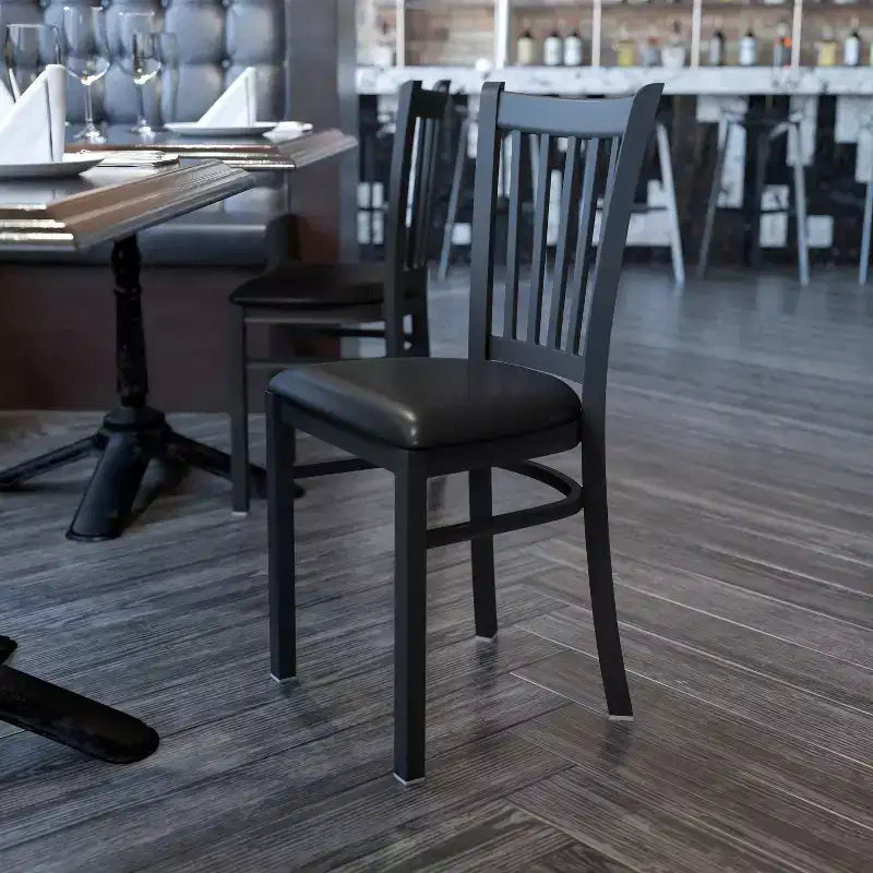 Sedia da pranzo in metallo con schienale verticale e seduta imbottita