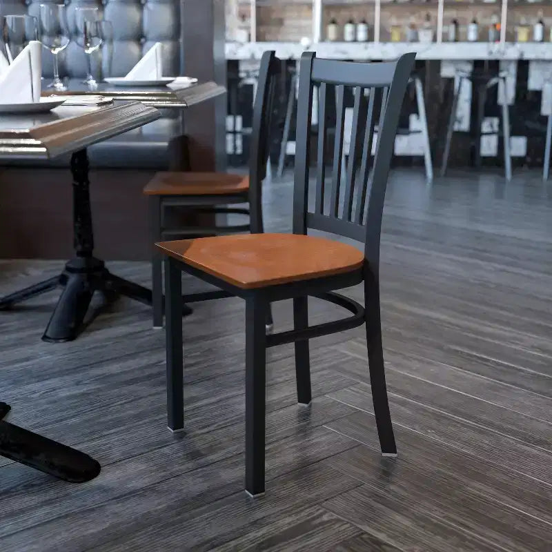 Sedia da pranzo in metallo con schienale verticale e seduta imbottita