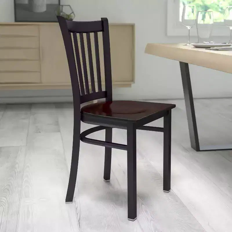 Sedia da pranzo in metallo con schienale verticale e seduta imbottita