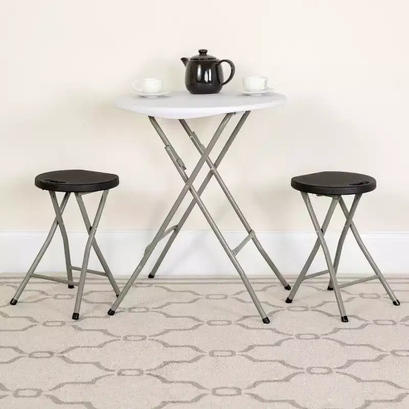 Sgabello pieghevole con seduta in plastica nera e struttura in metallo grigio