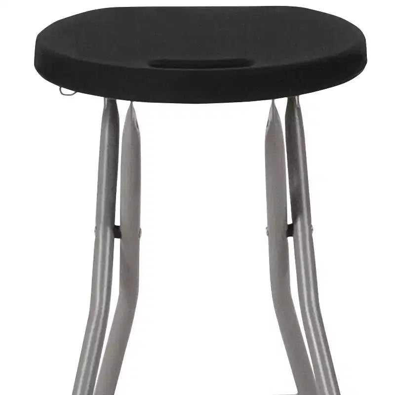 Sgabello pieghevole con seduta in plastica nera e struttura in metallo grigio