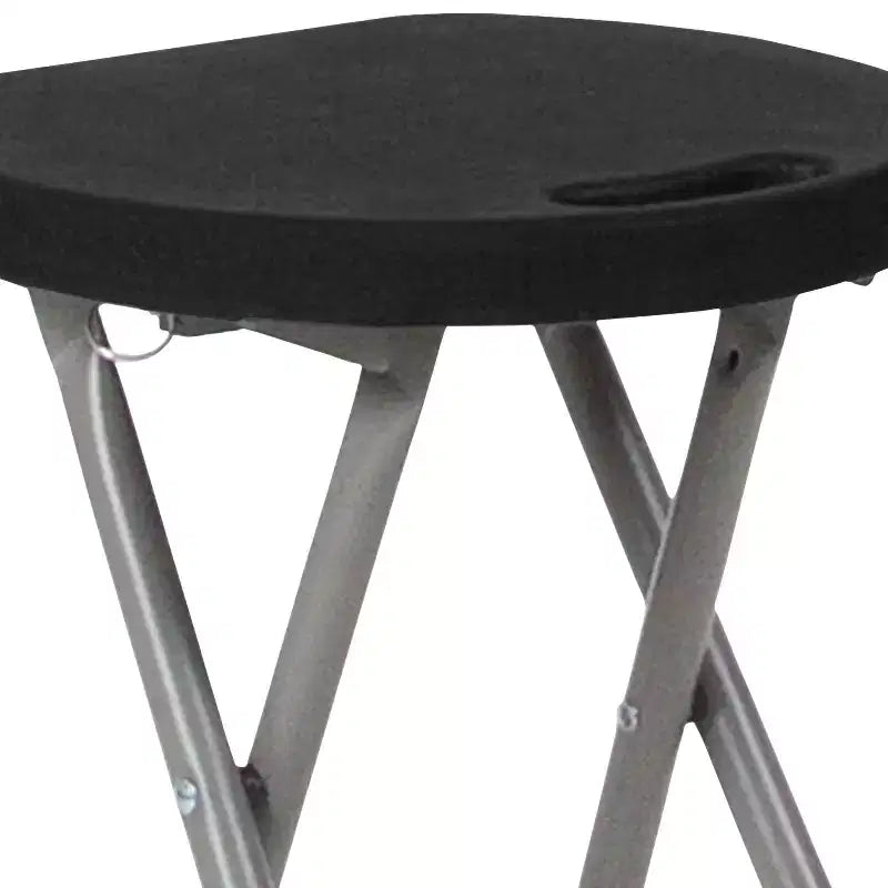 Sgabello pieghevole con seduta in plastica nera e struttura in metallo grigio