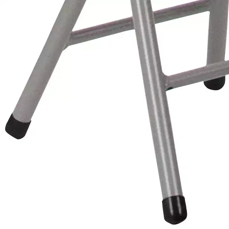 Sgabello pieghevole con seduta in plastica nera e struttura in metallo grigio