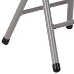 Sgabello pieghevole con seduta in plastica nera e struttura in metallo grigio