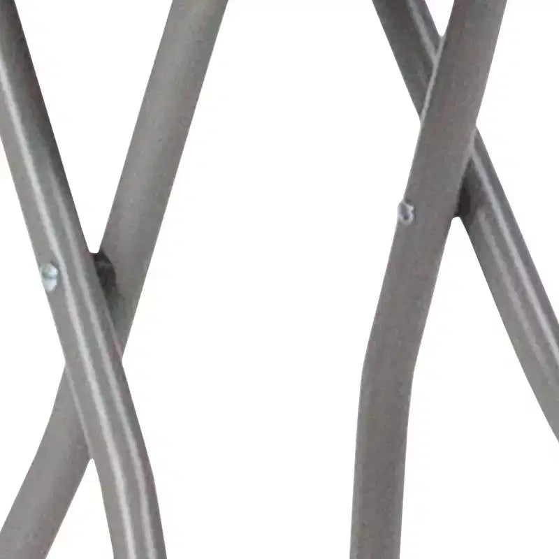 Sgabello pieghevole con seduta in plastica nera e struttura in metallo grigio