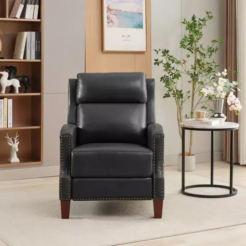 Poltrona reclinabile a spinta con rivestimento in similpelle e decorazione a rivetti